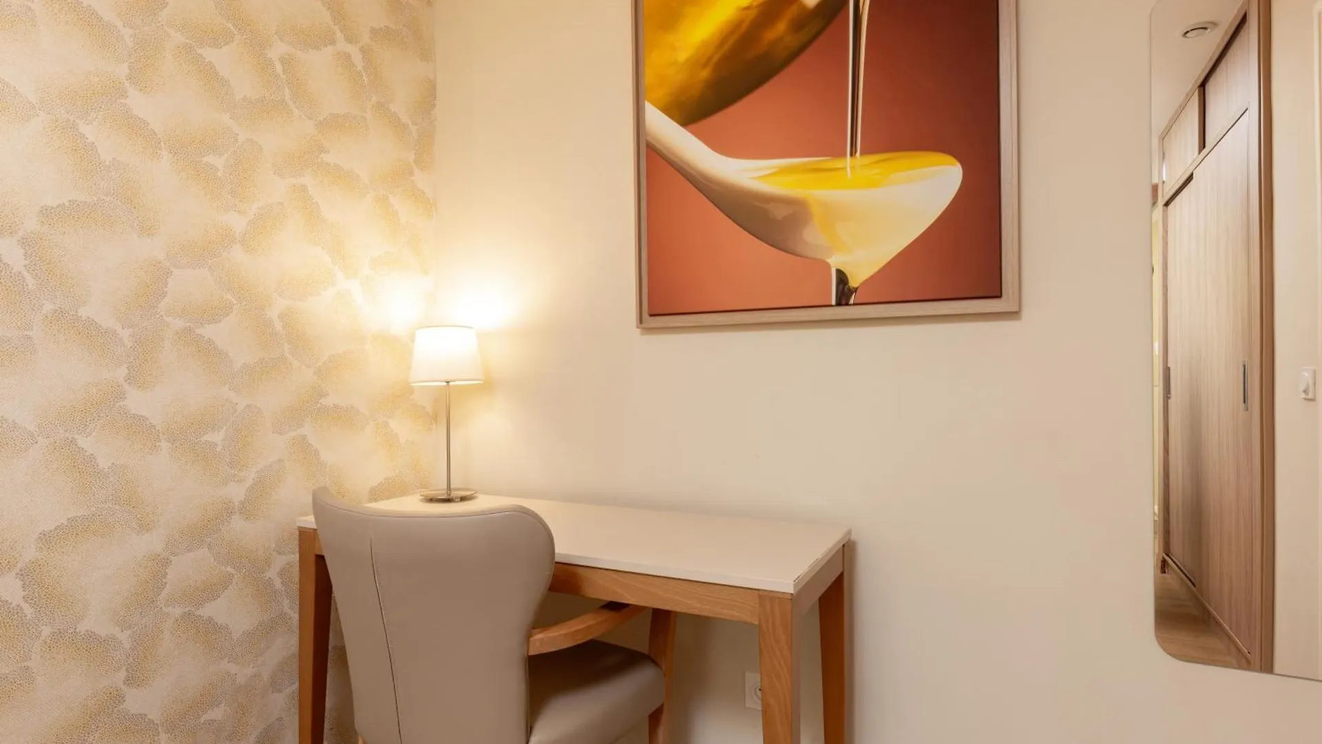 Hotel & Residence Lou Paradou Greoux Les Bains