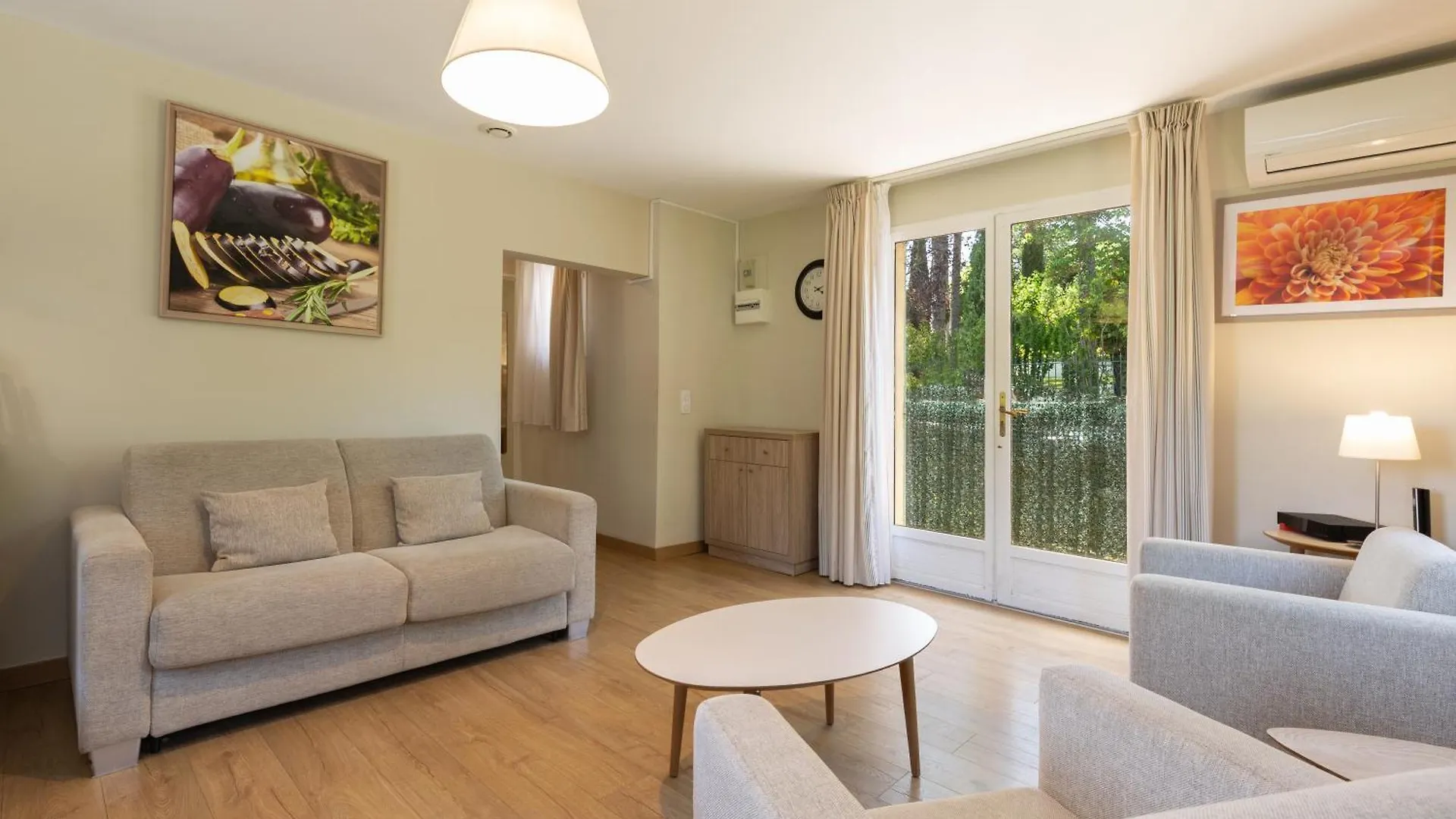 Hotel & Residence Lou Paradou Greoux Les Bains צרפת