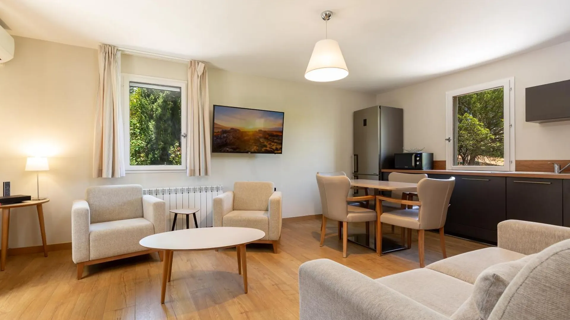 Hotel & Residence Lou Paradou Greoux Les Bains 3*, Gréoux-les-Bains צרפת