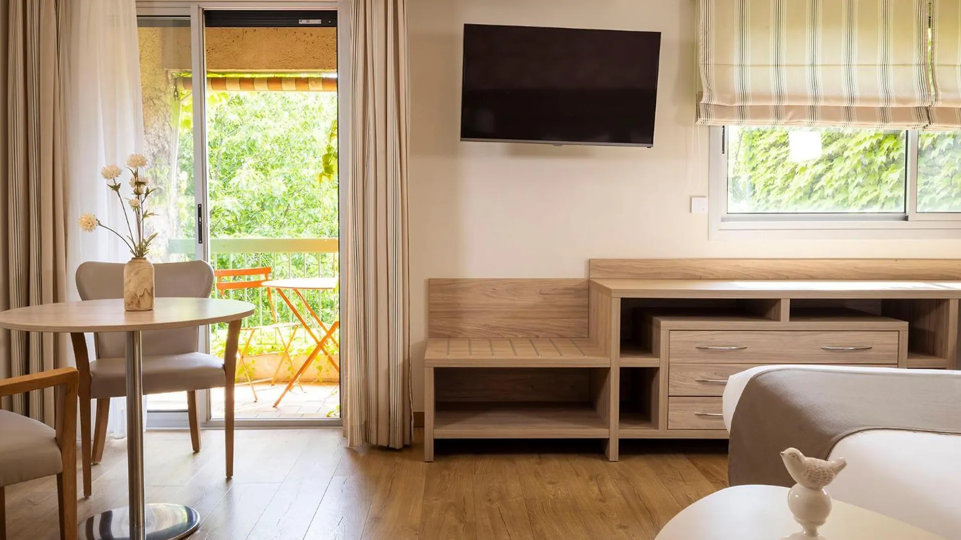 Hotel & Residence Lou Paradou Greoux Les Bains